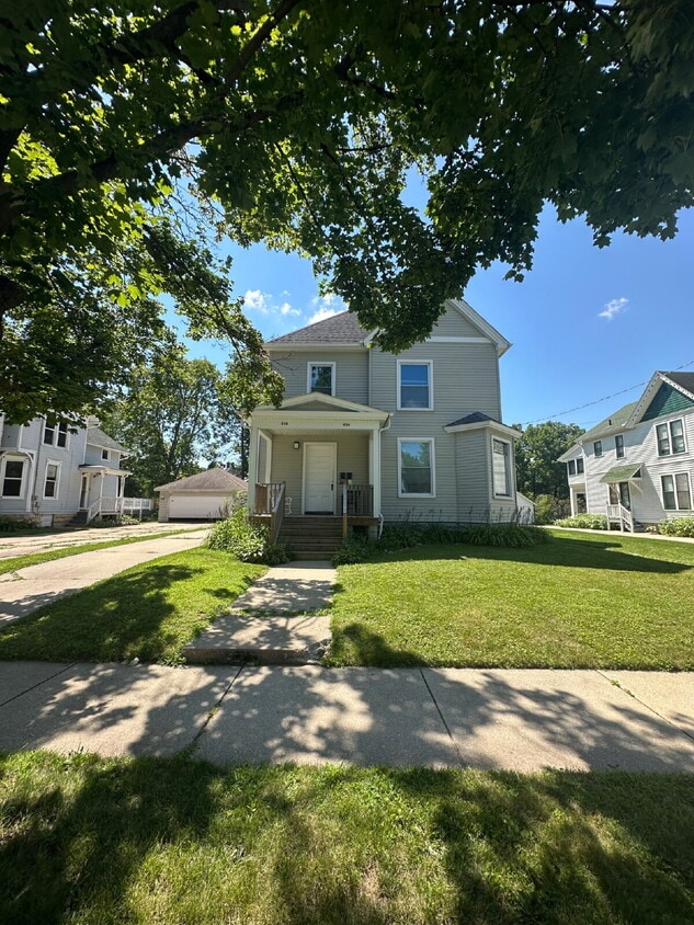 Foto principal - 838 E Centerway St