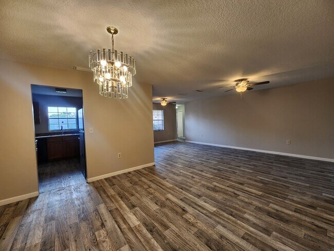 Building Photo - Bed 2 Bath, 2 car garage (SW Ocala/ Marion Oaks)