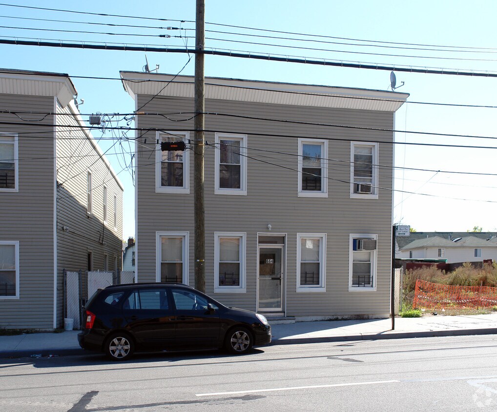 Building Photo - 664 Richmond Rd