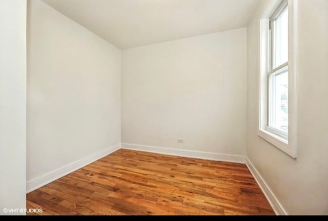 Building Photo - 3329 S Oakley Ave