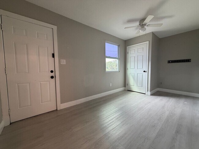 Foto del edificio - 3 bed/2 bath in St.Pete!