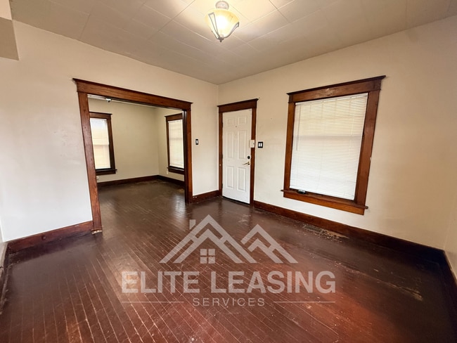 Building Photo - Charming 3 Bedroom Home Near Downtown Topeka!