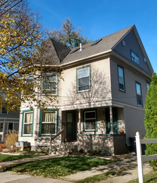 Building Photo - 669 Lake Dr SE