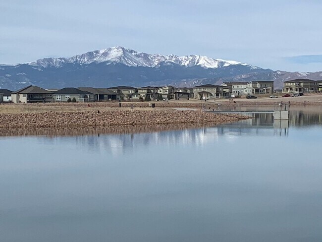 Building Photo - Living by the Lake! 3 bed, 2.5 bath, 3 car!!