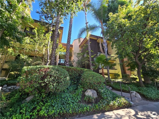 Building Photo - 13214 Moorpark St
