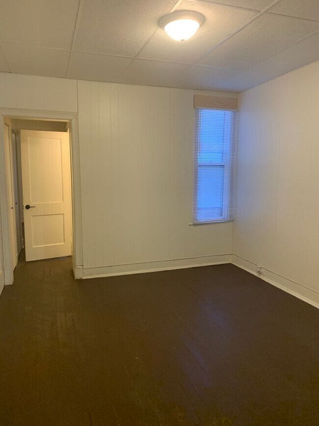 Building Photo - Available Now! 1 Bed/1Bath, 1st Floor, Par...