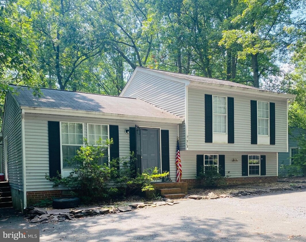 Primary Photo - 213 Meadowview Ln