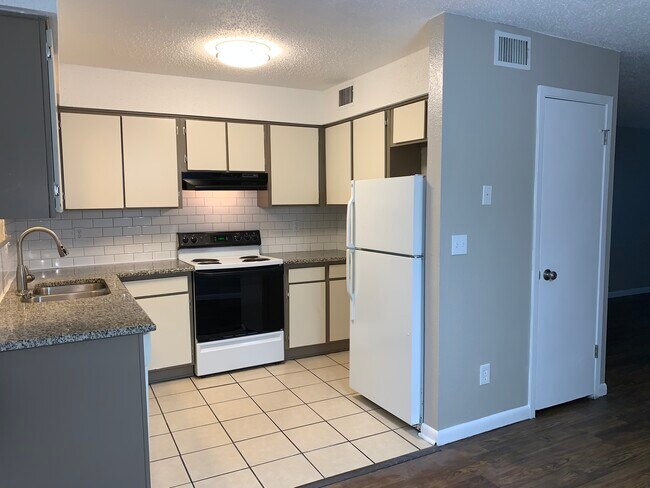 Functional kitchen layout - 2142 W Brooks St