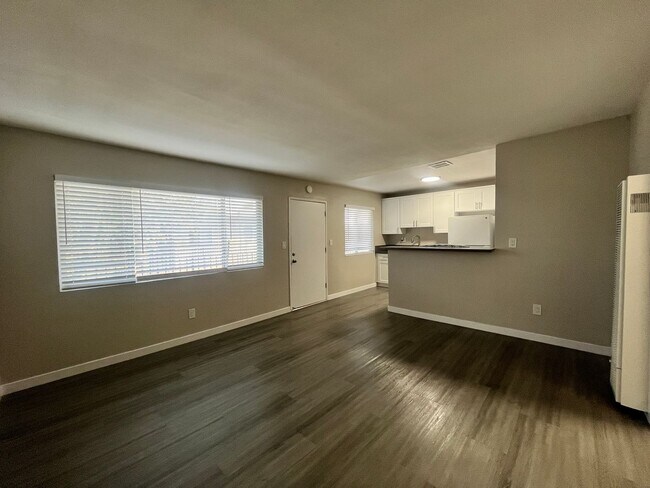 Foto del edificio - BEAUTIFUL 2 BEDROOM 1 BATH UPSTAIRS, MOVE-IN READY!