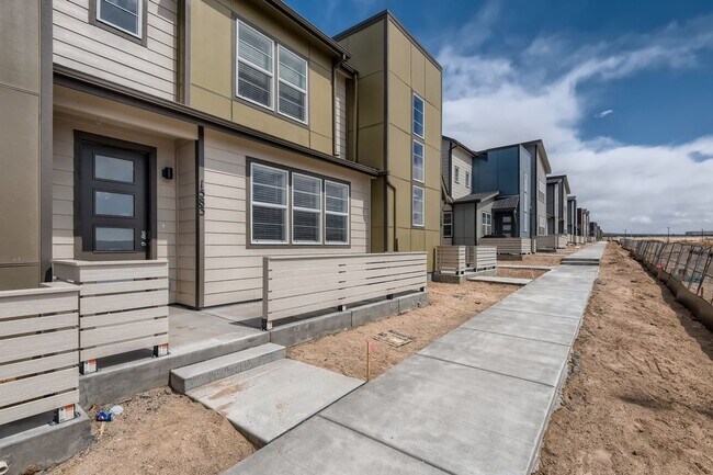 Building Photo - Welcome to this 3 bed, 2 and half bath town-home in Briargate area