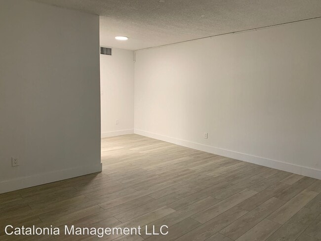 Building Photo - 1051 NE 163rd St