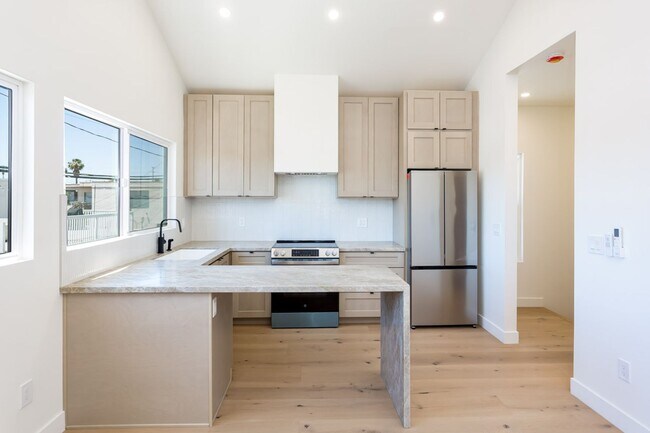 Foto del edificio - 4422-4424 Cherokee Avenue