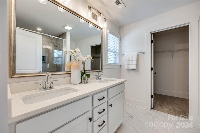 Foto del edificio - Experience Luxury Living: Stunning New Construction 3-Bed, 2.5-Bath Home Just Minutes from Uptown...