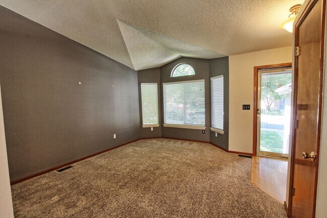 Foto del edificio - 4 bed 3 bath home in Clarke Farms Parker