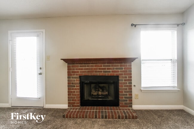 Foto del edificio - 529 Streamside Dr