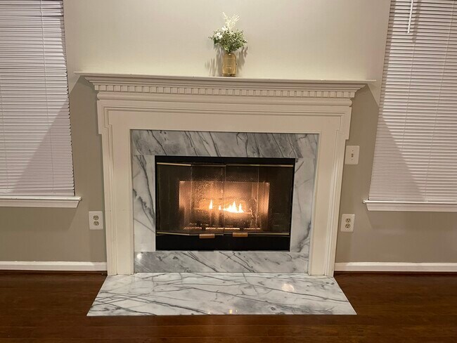 Foto del edificio - 1701 Lake Shore Crest Dr