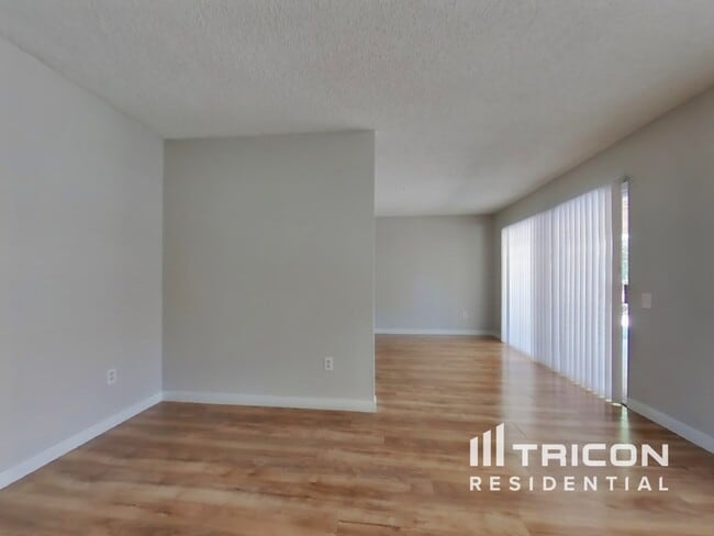 Foto del edificio - 7827 Charmette Way