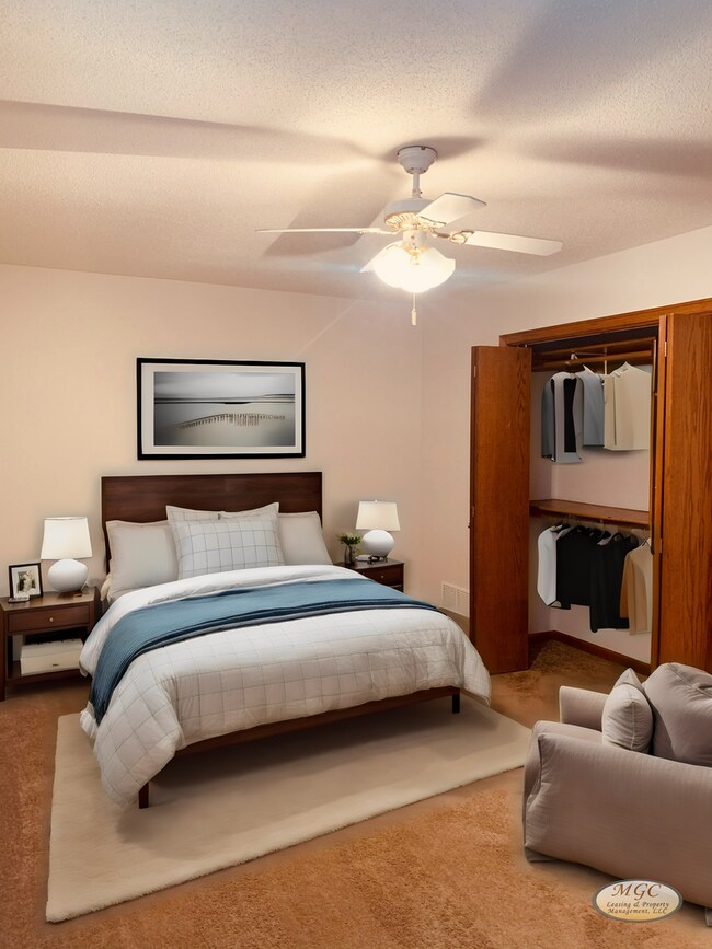 Foto del edificio - Spacious Raymore Townhome in Prime Remington Village Location