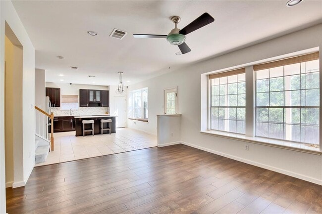 Foto del edificio - 10321 Beard Ave