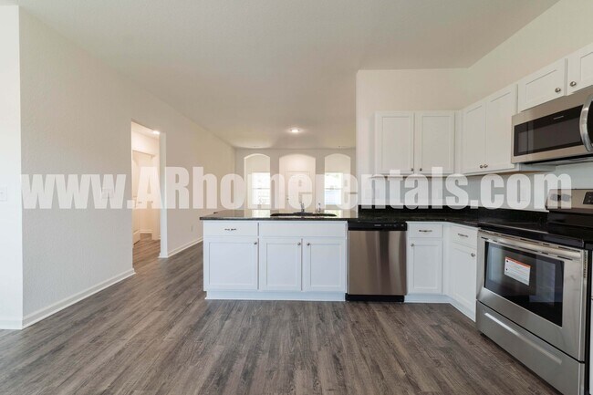 Building Photo - Large 4 Bedroom Home!