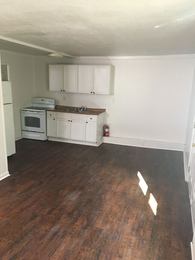 14 New Hermitage Rd NE Unit Apt 3, Rome, GA 30161 Room for Rent in