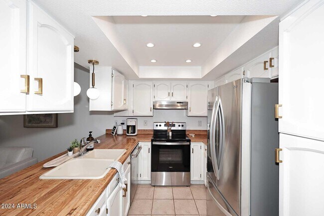 Building Photo - 9419 E Riviera Dr