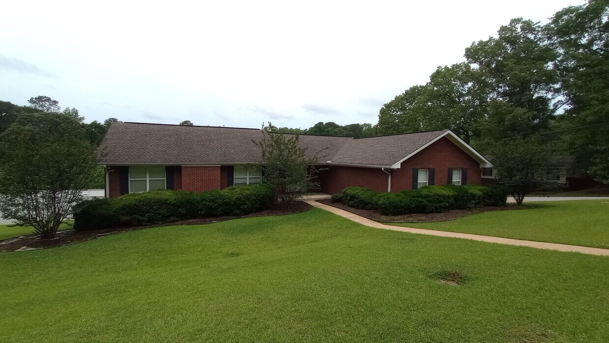 Foto principal - 4 bedroom 3 bath Home with Pickleball Cour...