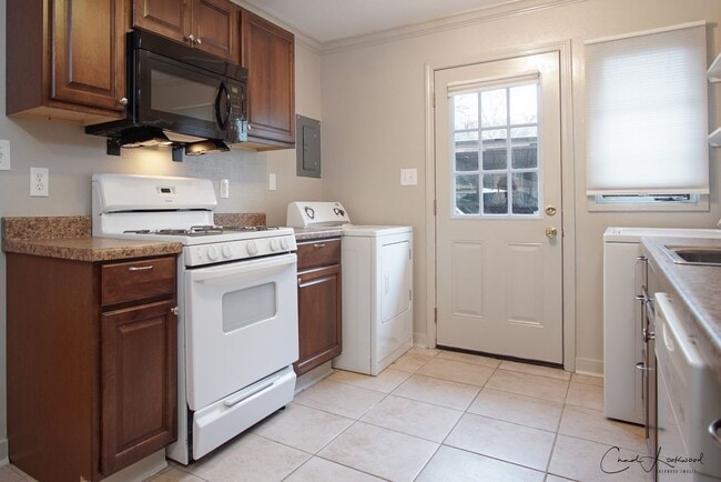 Foto del edificio - 2 Bedroom 1 Bathroom Downstairs Apartment