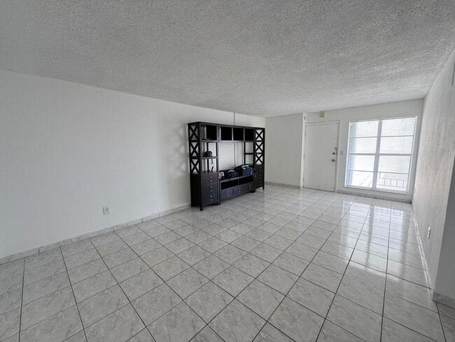 Building Photo - 1340 Lincoln Rd