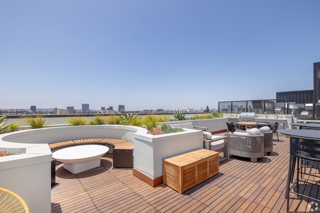 Find your community at Bloom’s rooftop retreat, the perfect spot to connect, relax, and savor stunni - Bloom Beverly Grove - Upscale Co-Living