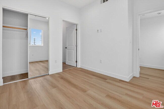 Building Photo - 11444 Oxnard St