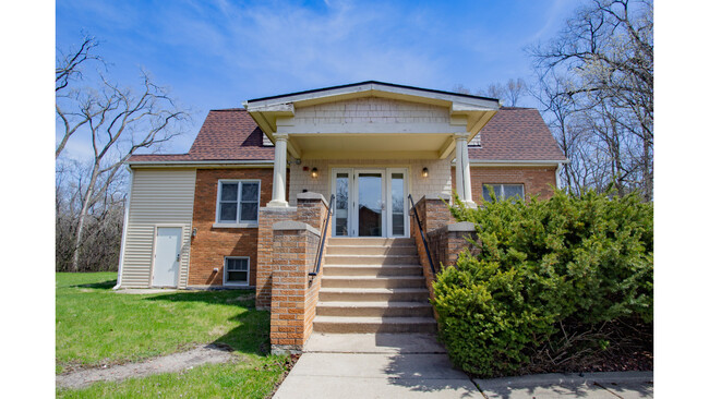 Building Photo - 1305 Oswego Rd