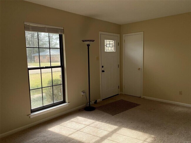 Building Photo - 221 Clubview Dr