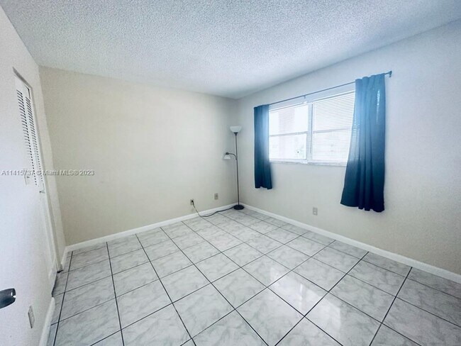 Foto del edificio - 6070 NW 64th Ave