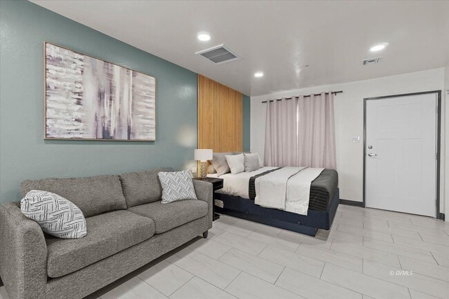 Building Photo - 1879 W Peppertree Dr