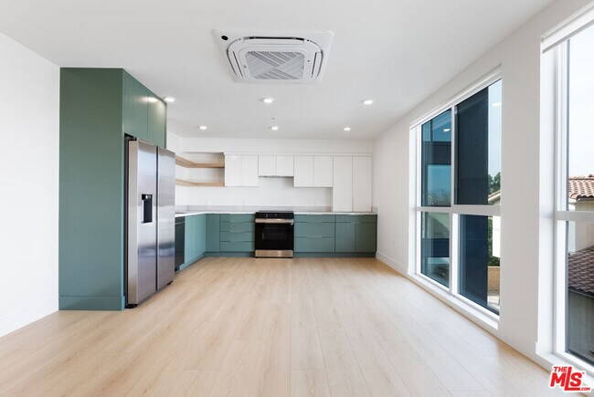 Foto del edificio - 8561 Belmont St