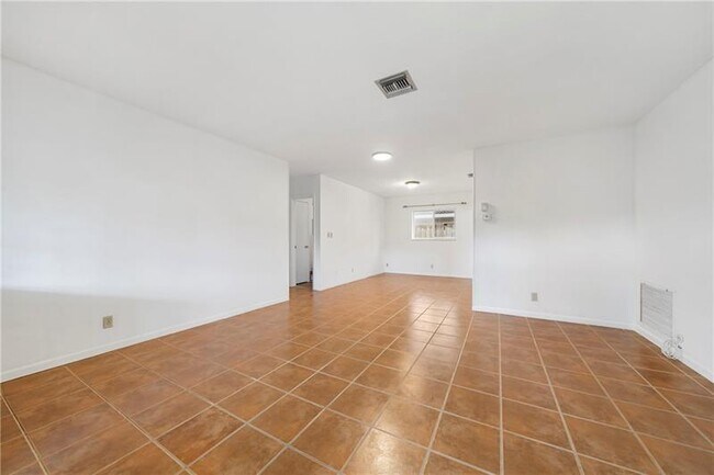 Foto del edificio - 1611 Poinsettia Dr