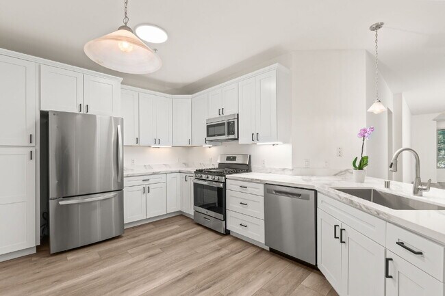 Building Photo - "Spacious, Immaculate, Modern Be the first to live in freshly updsted 3BR, 2BA Condo with parking!