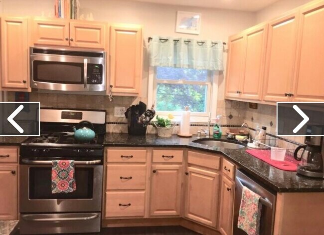 Kitchen - 22 Hilldale Dr
