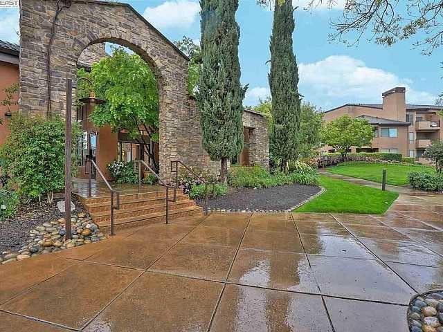 Around complex - 39109 Guardino Dr