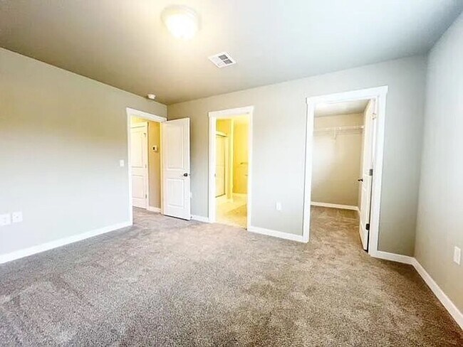 Foto del edificio - Modern 3BR / 2.5BA Townhome in Port Orchard – Spacious, Bright, and Conveniently Located