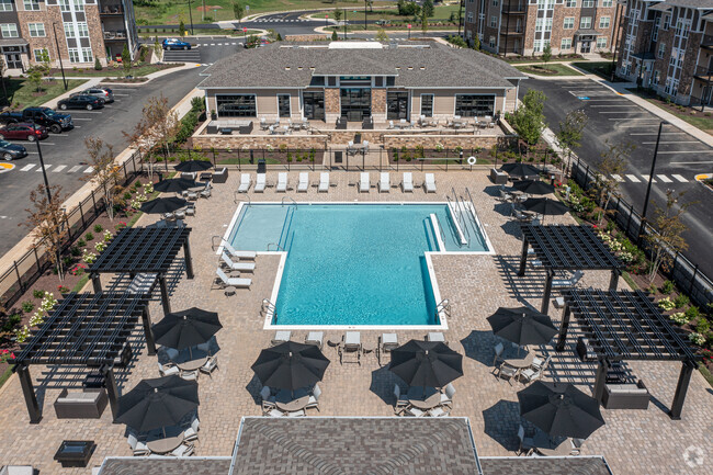 Piscina - The Knoll at Stone View Apartments