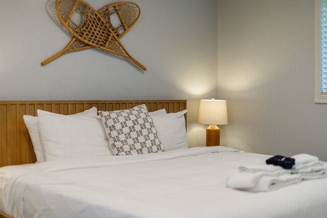 Building Photo - 1416 E Hollow Dale Dr