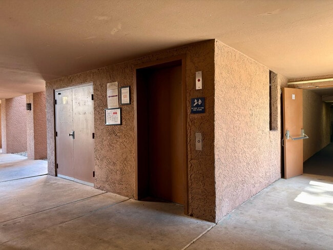 Building Photo - 540 N May
