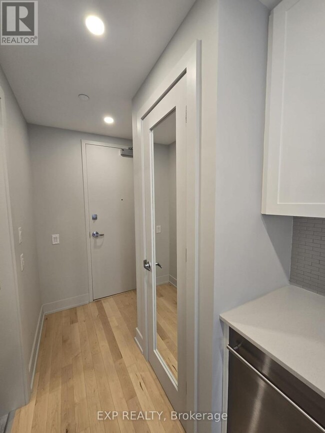 Photo du bâtiment - 60-360 Springhurst Ave