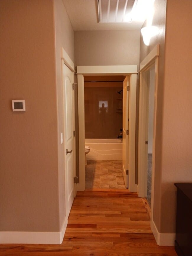 Building Photo - Charming 2 Bedroom, 2 Bathroom Cottage in Central Point