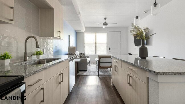 Foto del edificio - 6525 Ed Bluestein Blvd