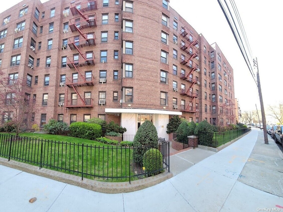 Primary Photo - 141-60 84th Rd