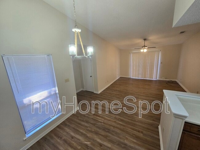 Foto del edificio - 8430 Country Walk Dr