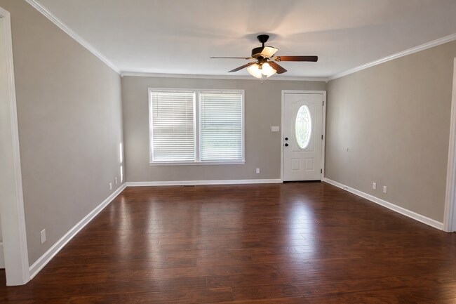 Foto del edificio - $1500 3 Bedroom 2 Bath Modern Brick Home!